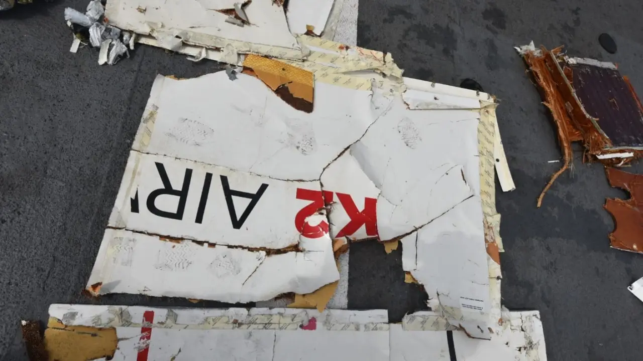Destroços de Boeing 737 desaparecido são encontrados no Mar da Arábia; buscas pela tripulação continuam